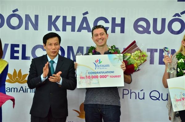 Phu Quôc accueille le dix-millionième touriste étranger au Vietnam - ảnh 1
